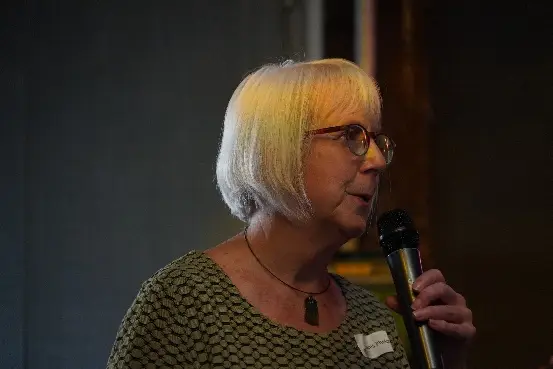 Janis Phelps richtet ihre Glückwünsche an die Gemeinschaft