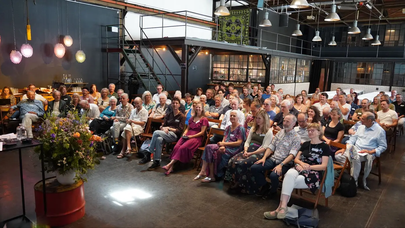 Das Publikum bei der Mitgliederversammlung in der Walzhalle